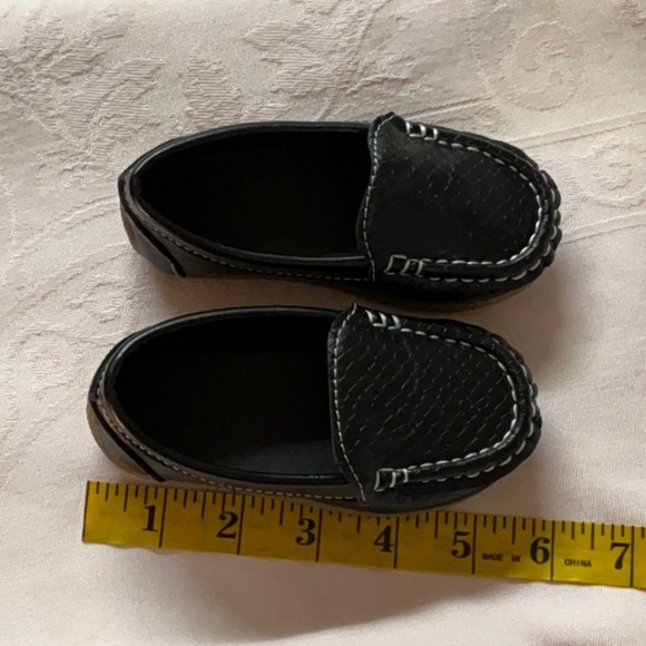 Toddlers Black Moccasins with Textured Suede Finish - Picture 7 of 8